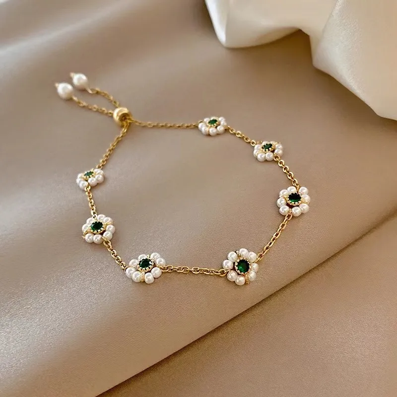 Bracciale Elegante con Margherite e Cristalli Verdi - Emma e Gemma