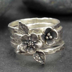 Anello a strati in argento con fiori vintage - Emma e Gemma