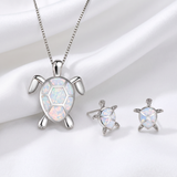 Set completo collana e orecchini tartaruga marina in opale su lenzuolo bianco