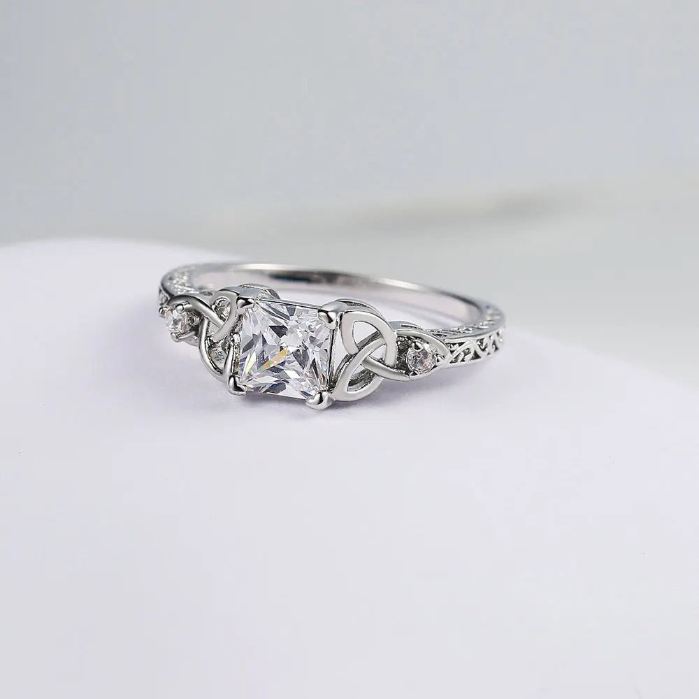 Anello con Design a Nodo in Gemma Quadrata Argento - Emma e Gemma