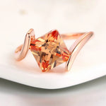 Anello in Gemma Arancione a Taglio Piramidale in Oro Rosa - Emma e Gemma