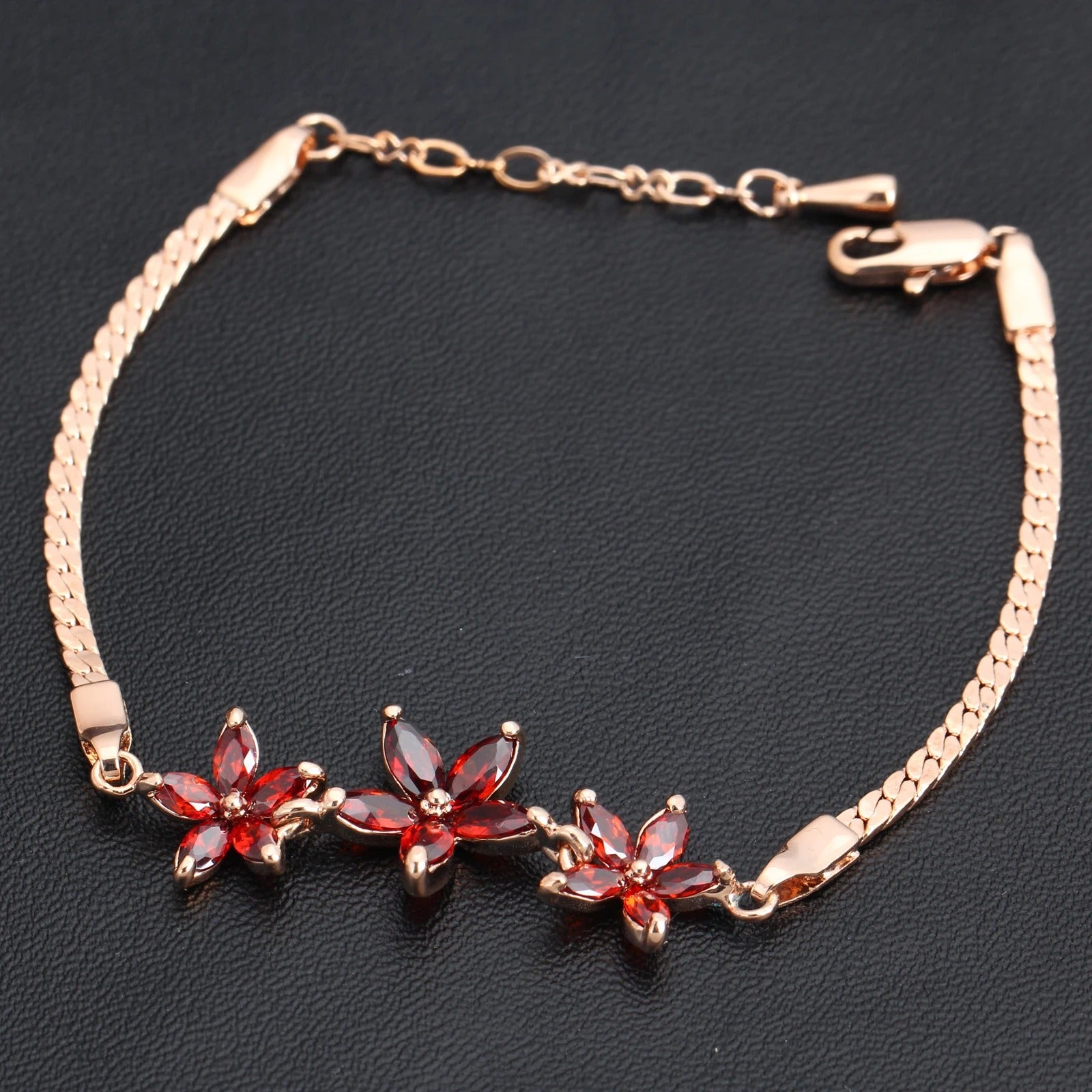 Bracciale Retro in Oro Rosa e Tre Fiori di Cristallo Rossi - Emma e Gemma