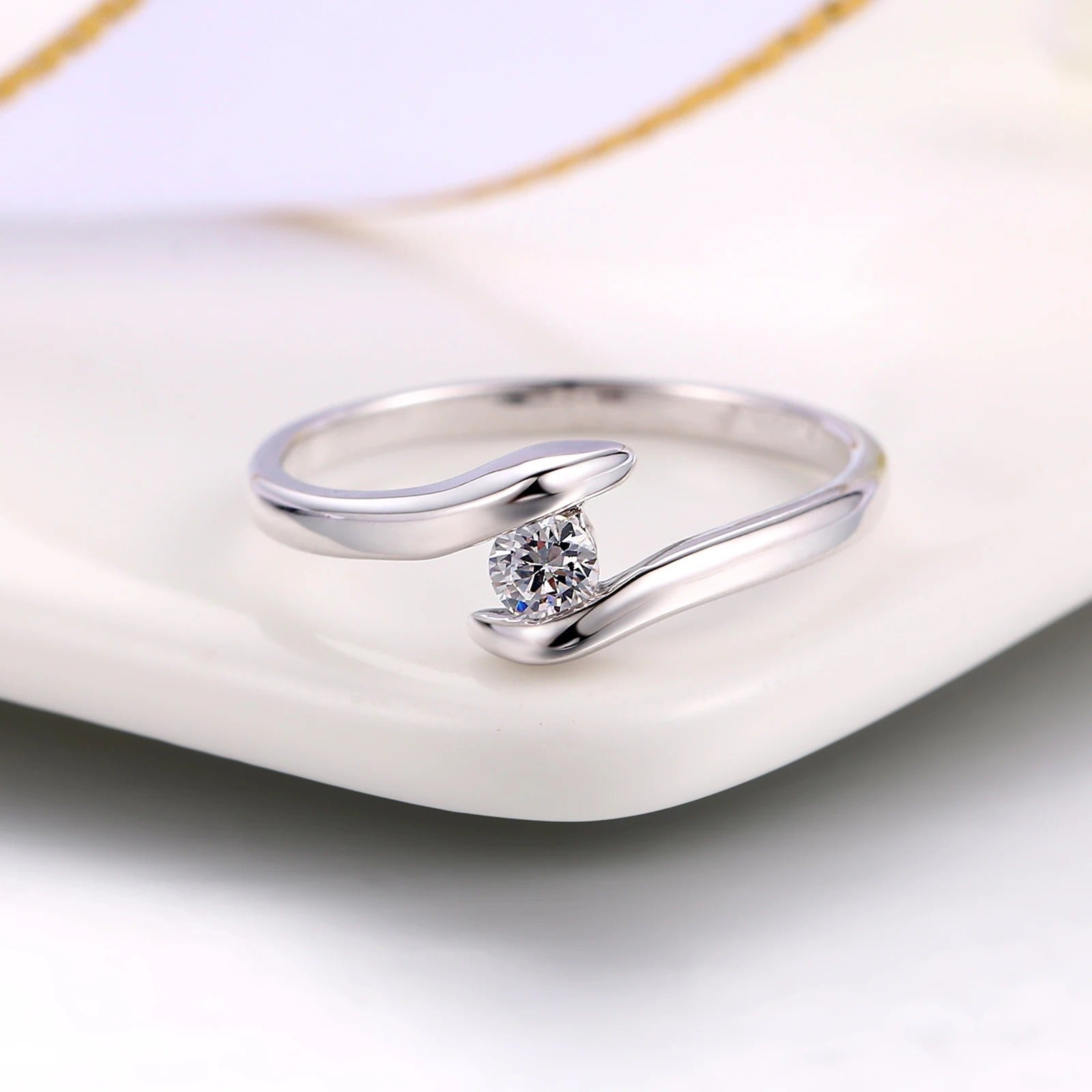 Anello in Argento Curvo con Diamante Centrale Brillante - Emma e Gemma