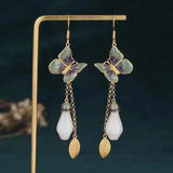 Orecchini a pendente in perla con farfalla dorata e verde vintage - Emma e Gemma