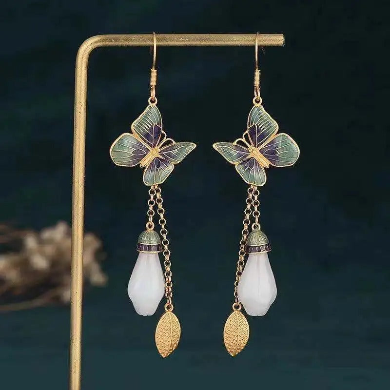Orecchini a pendente in perla con farfalla dorata e verde vintage - Emma e Gemma