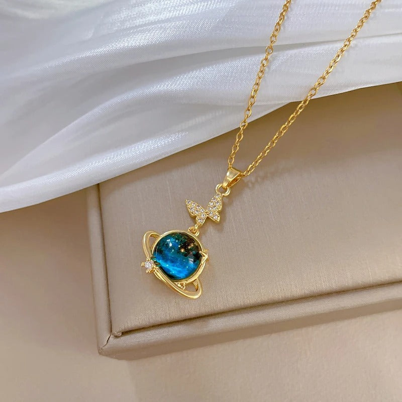 Collana con Pendente Vintage in Oro a Forma di Pianeta e Farfalla - Emma e Gemma