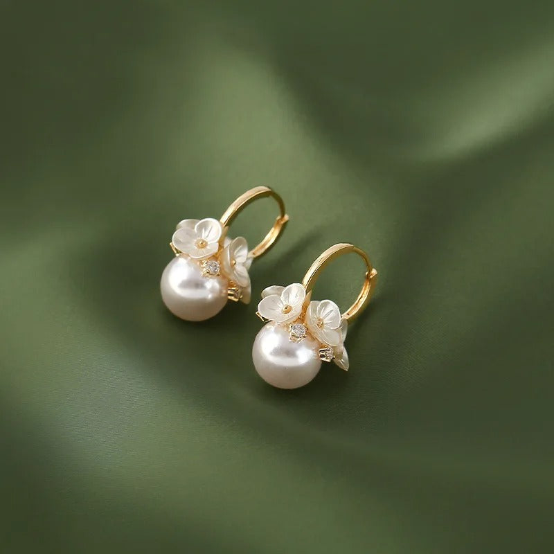 Orecchini Pendenti a Palla di Perle con Fiori Vintage - Emma e Gemma