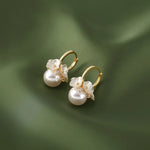 Orecchini a pendente a sfera di perle con fiori vintage - Emma e Gemma