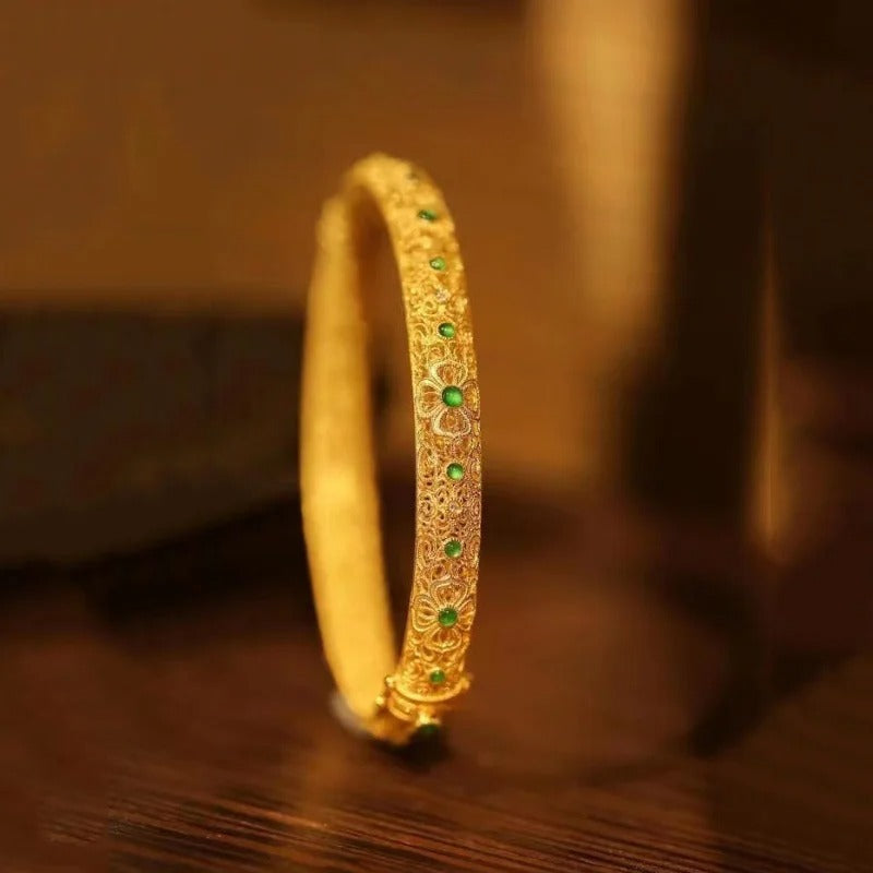 Bracciale Rigido in Stile Etnico con Gemma Verde e Motivo Floreale - Emma e Gemma