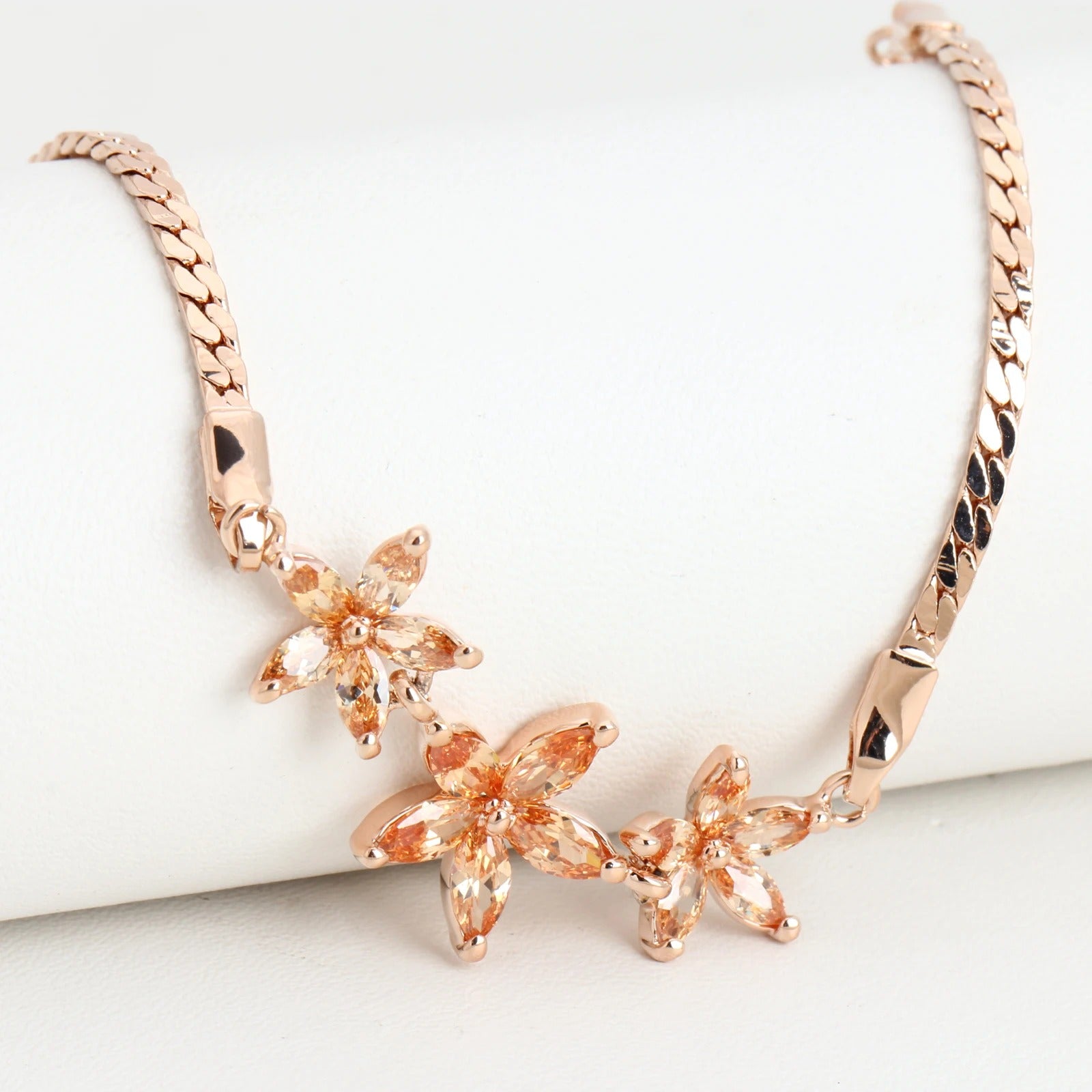 Bracciale Vintage Oro Rosa con Tre Fiori Multicolore - Emma e Gemma
