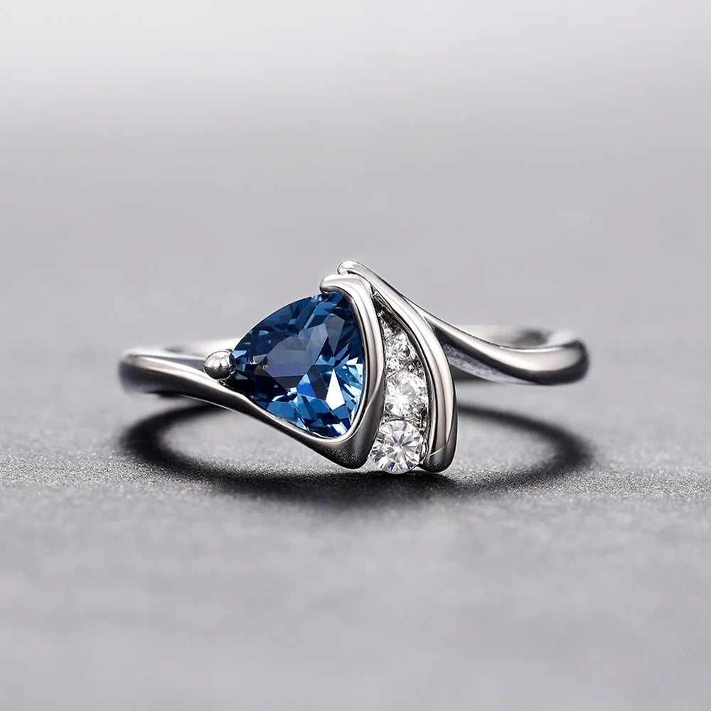 Anello in Argento Vintage con Pietra Trillione Blu - Emma e Gemma