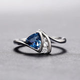 Anello in Argento Vintage con Pietra Trillione Blu - Emma e Gemma
