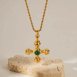 Ciondolo Croce Vintage in Oro con Collana di Gemma Verde Centrata - Emma e Gemma