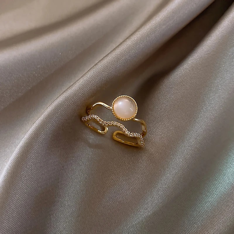 Anello Regolabile in Perla Bianca Vintage e Oro a Onda - Emma e Gemma