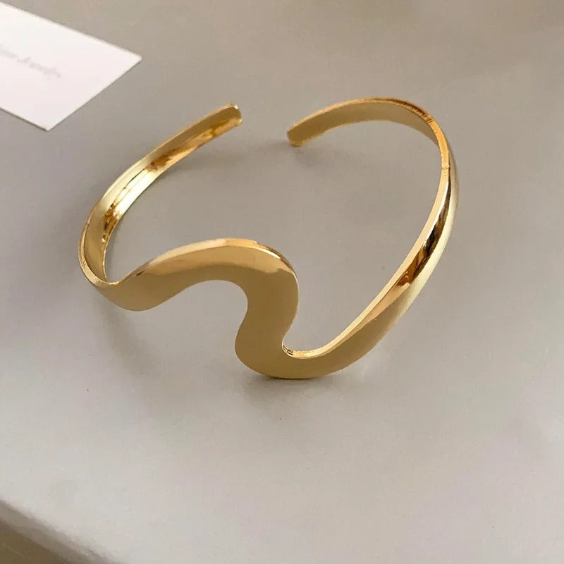 Bracciale Aperto in Oro Classico a Onde | Gioielli Sostenibili Ispirati all'Oceano - Emma e Gemma
