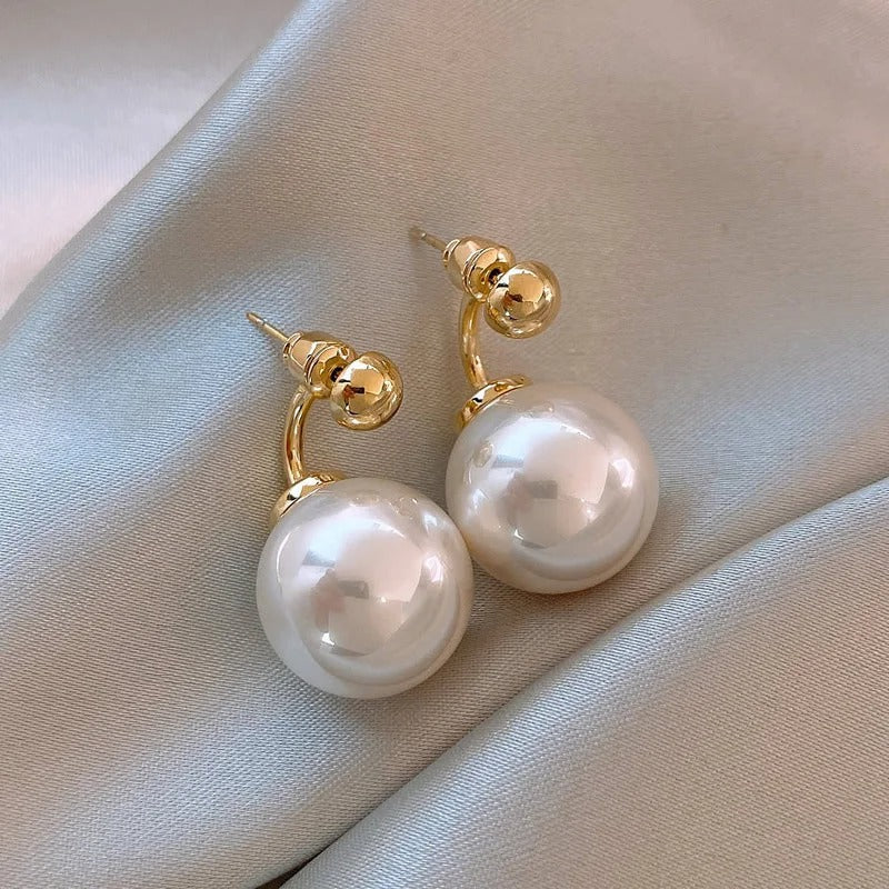 Orecchini Classici in Perla Bianca e Oro Curvato - Emma e Gemma