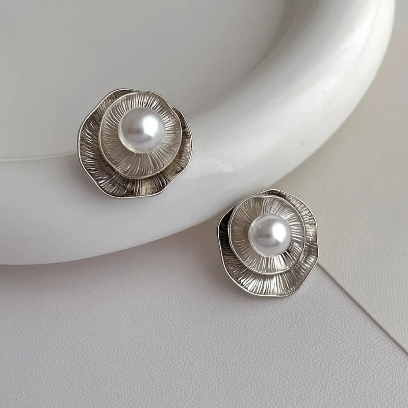 Orecchini a perno in argento vintage con petali e perle - Emma e Gemma