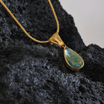 Collana con pendente a goccia d'acqua in cristallo di vetro verde vintage - Emma e Gemma