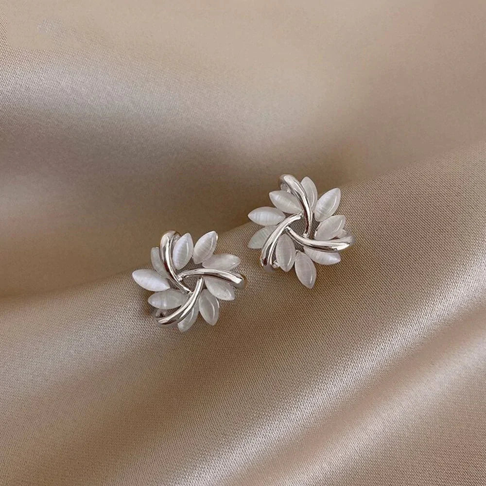 Orecchini a perno a forma di fiore circolare in opale elegante e squisito in oro, immagine 3 - Emma e Gemma