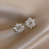 Orecchini a perno a forma di fiore circolare in opale elegante e squisito in oro, immagine 3 - Emma e Gemma